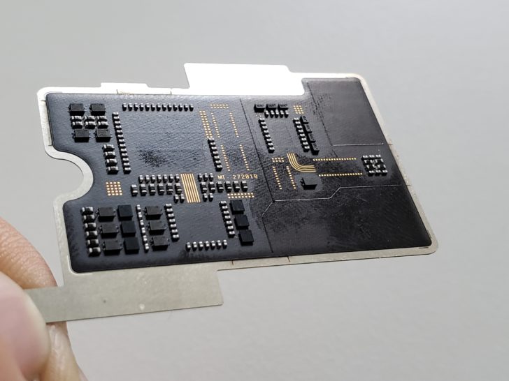 Прозрачная крышка Xiaomi Mi 8 EE — фейк и не фейк одновременно