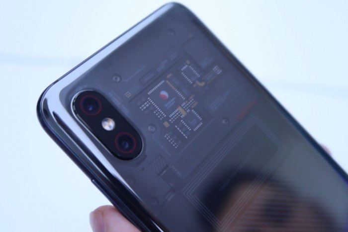 Задняя крышка Xiaomi Mi 8 EE не совсем прозрачная на самом деле